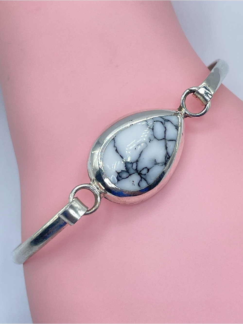 Vintage Taxco Mexico Silver Tone White Magnesite Teardrop Bangle Bracelet Boho